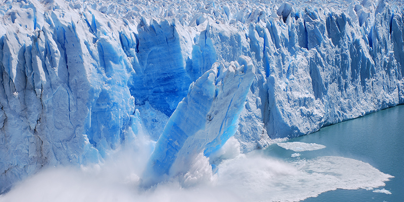 Edge_of_glacier_crashes_into_sea